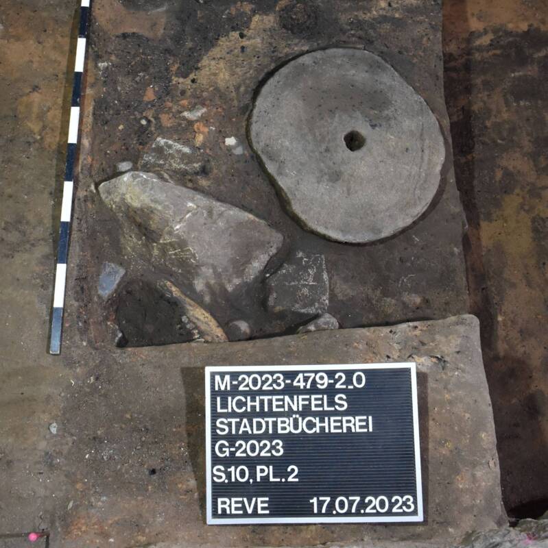 Mahlstein-in-Grabenverfüllung_S10_Pl-2