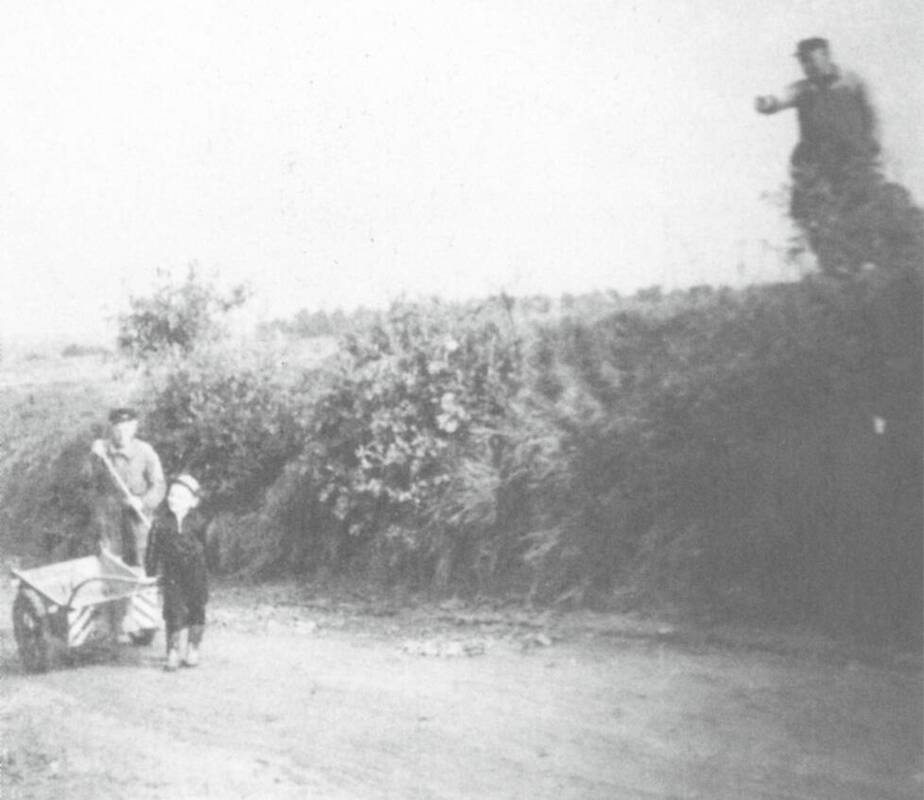 Eila der Gemeindediener bei Straßenarbeiten